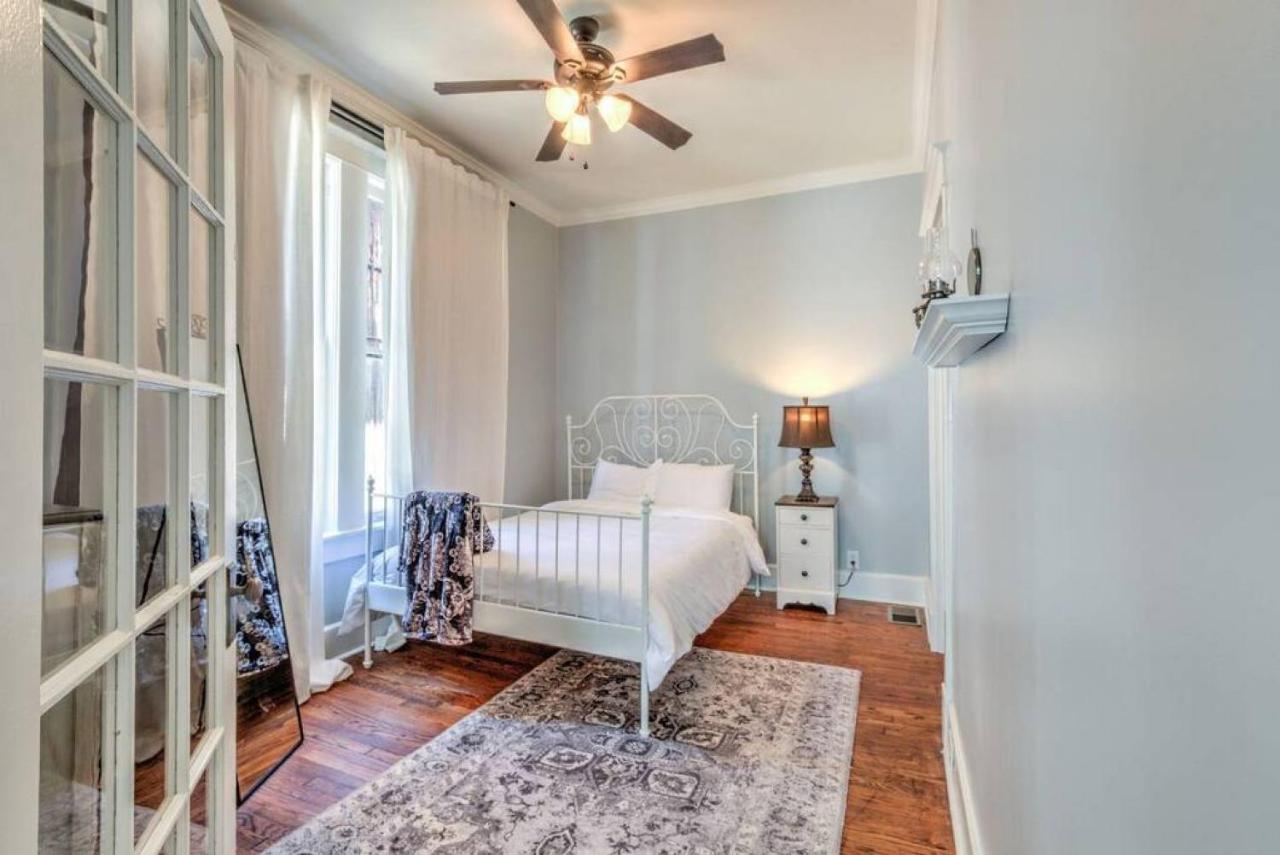 Elegant Colonial With Lovely Details And Character Memphis Exterior foto
